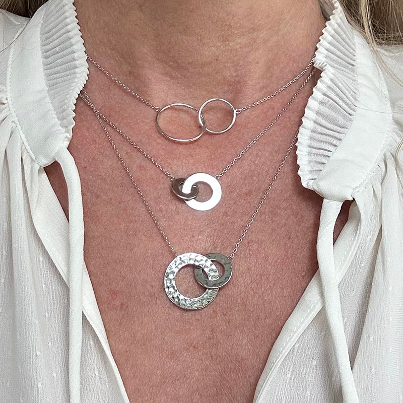 Silver chain necklace with 2 wide rings