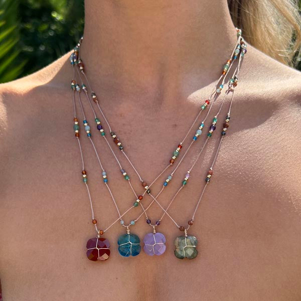 Collier cordon croix topaze bleue