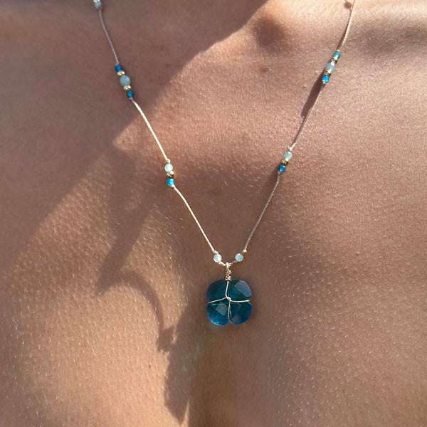 Collier cordon croix topaze bleue